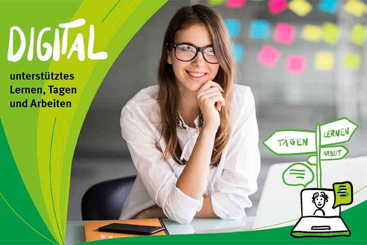 Frau mit langem Haar sitzt an Schreibtisch mit Smartphone und Notizbuch, im Hintergrund bunte Haftnotizen an Glaswand.