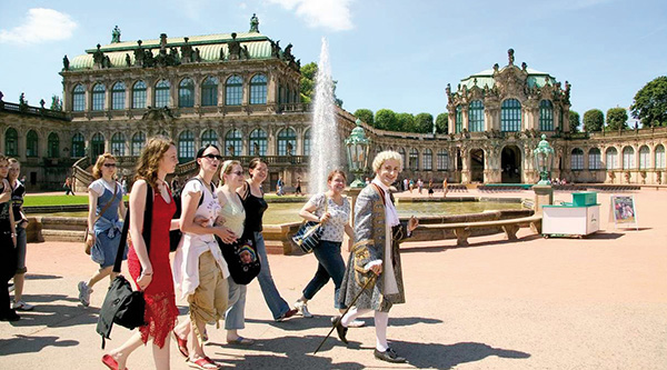 Besichtigung des Dresdner Zwingers mit Stadtführern in historischen Kostümen - Foto: www.barokkokko.de