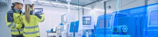 Zwei Ingenieure nutzen AR-Software für 3D-Visualisierung von Maschinenanlagen in der Fabrik