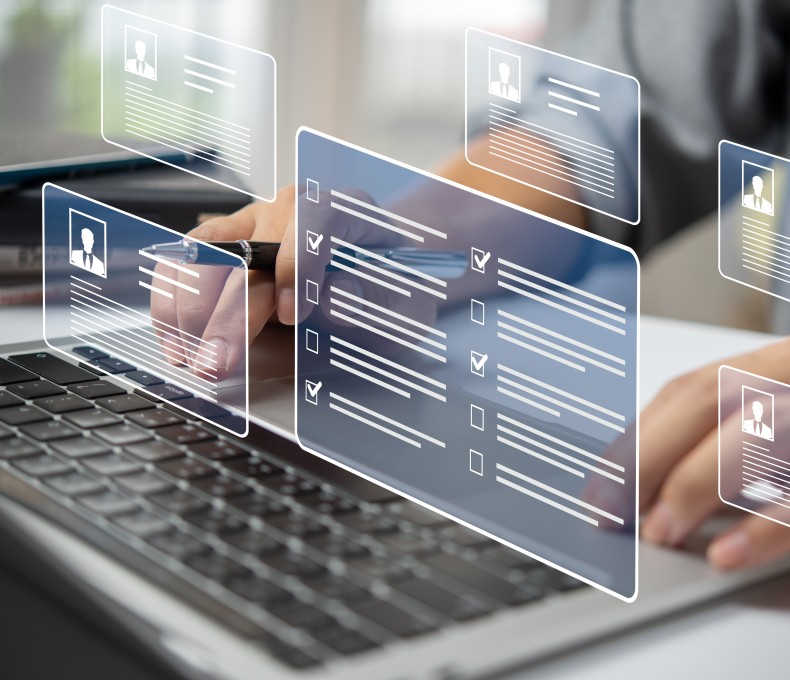 Zu sehen sind Hände eines Mannes beim Tippen am Laptop und eingeblendete Webfenster, die Formulare und persönliche Daten verdeutlichen sollen. Zu sehen sind Hände eines Mannes beim Tippen am Laptop und eingeblendete Webfenster, die Formulare und persönliche Daten verdeutlichen sollen.