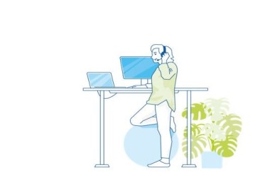 Illustration einer Person mit Headset, die an einem höhenverstellbaren Schreibtisch steht. Sie arbeitet an zwei Monitoren und stützt ein Bein auf einem Gymnastikball. Neben dem Tisch steht eine große Topfpflanze. Illustration einer Person mit Headset, die an einem höhenverstellbaren Schreibtisch steht. Sie arbeitet an zwei Monitoren und stützt ein Bein auf einem Gymnastikball. Neben dem Tisch steht eine große Topfpflanze.