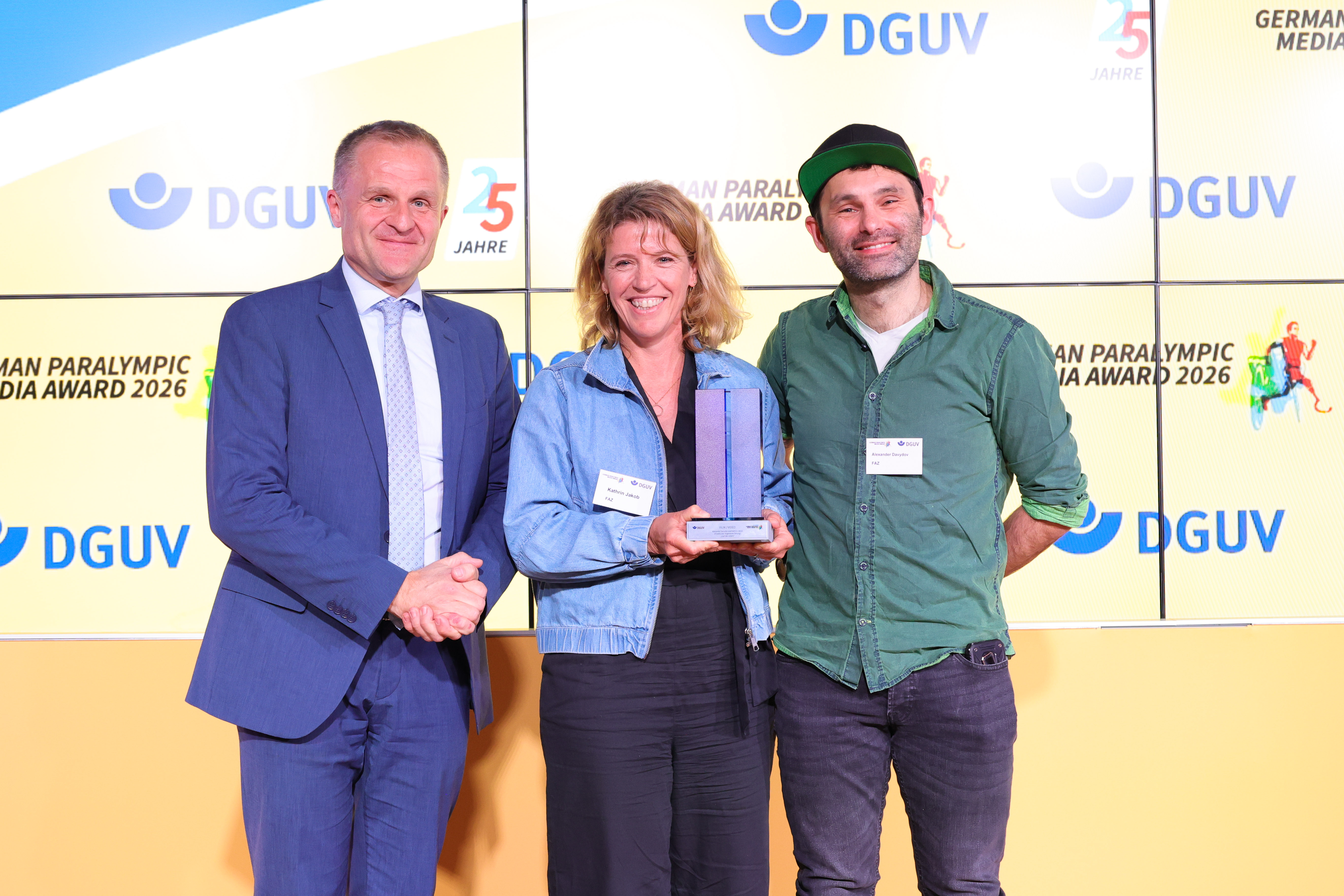 Dr. Stephan Fasshauer und die Preisträger Alexander Davydov & Kathrin Jakob. (Bild: Tom Maelsa)