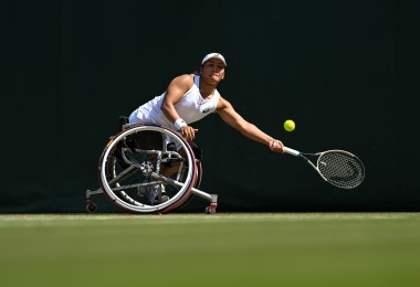 Rollstuhl-Tennisspieler schlägt einen Ball auf dem Tennisplatz.(Bild: Daniel Kopatsch)